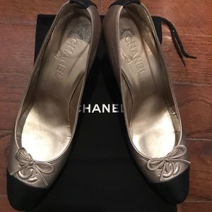 Chanel gold & black leather ,  CC  & bow, size 40.